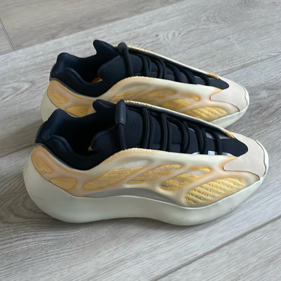 adidas Yeezy 700 V3 Mono Safflower sz5.5 - Picture 1 of 10